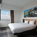 Easyhotel Amsterdam 2*