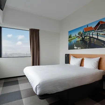 Easyhotel Amsterdam 2*