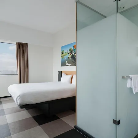Easyhotel Amsterdam 2*