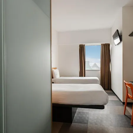 מלון Easyhotel Amsterdam 2*