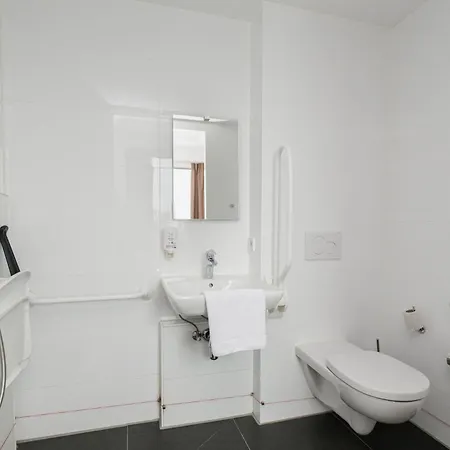 מלון Easyhotel Amsterdam 2*