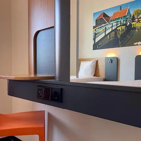 Easyhotel Amsterdam מלון 2*