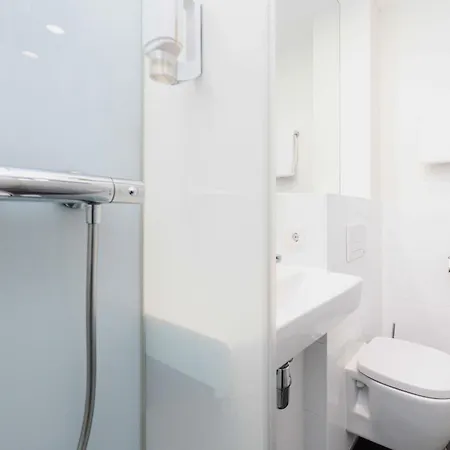 Easyhotel Amsterdam 2*