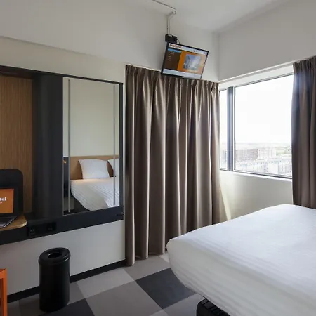 Easyhotel Amsterdam 2*