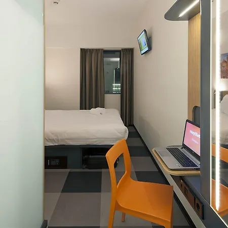 Easyhotel Amsterdam Otel 2*