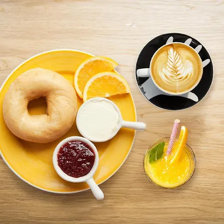 Hotel Easyhotel Amsterdam 2*