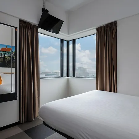 Easyhotel Amsterdam 2*