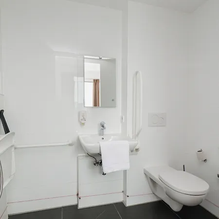 Easyhotel Amsterdam 2*