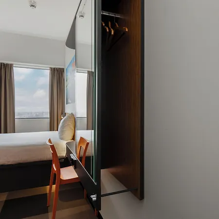 Easyhotel Amsterdam 2*