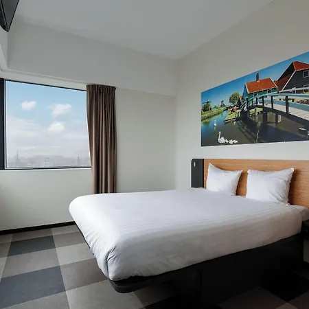 Easyhotel Amsterdam 2*