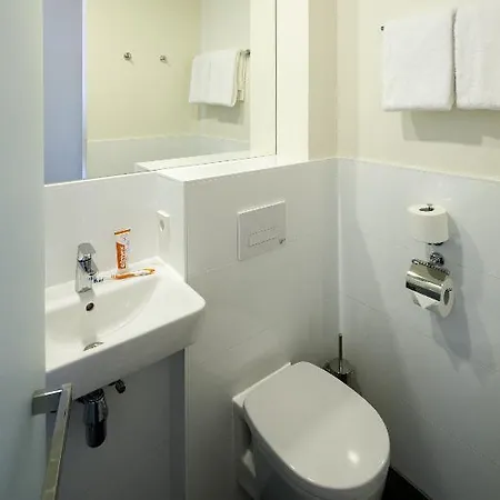 Hotel Easyhotel Amsterdam 2*
