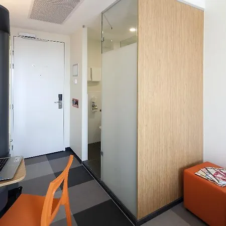 Easyhotel Amsterdam 2*