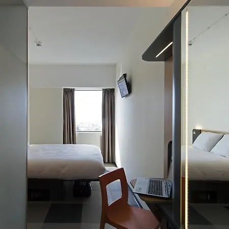 Easyhotel Amsterdam מלון