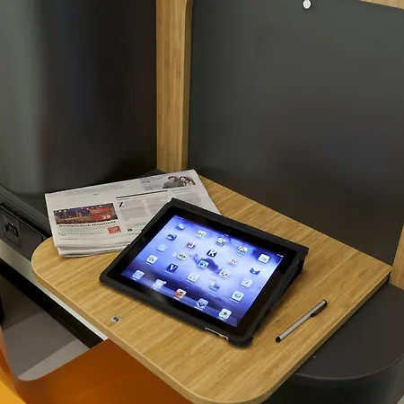 Easyhotel Amsterdam Otel 2*