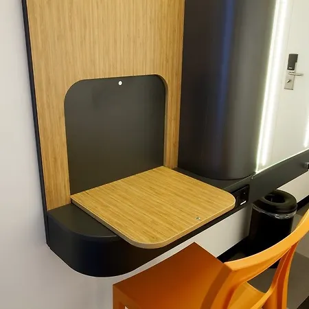 Easyhotel Amsterdam 2* זנדאם