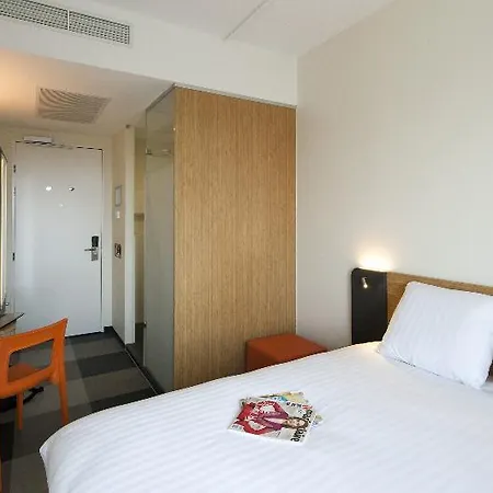 מלון Easyhotel Amsterdam 2*