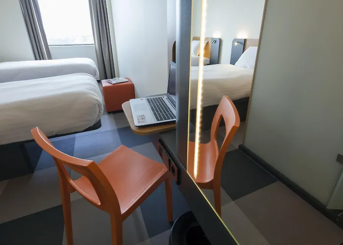 Hotel Easyhotel Amsterdam 2*