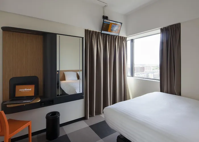 Easyhotel Amsterdam 2*