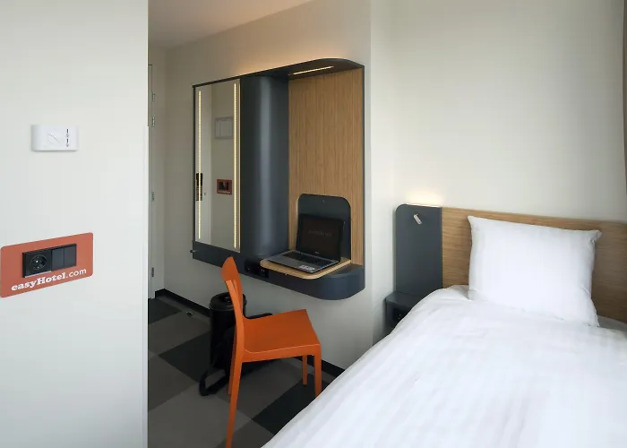 Hotel Easyhotel Amsterdam 2*