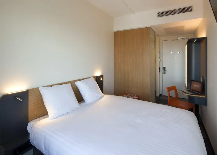 Easyhotel Amsterdam 2*