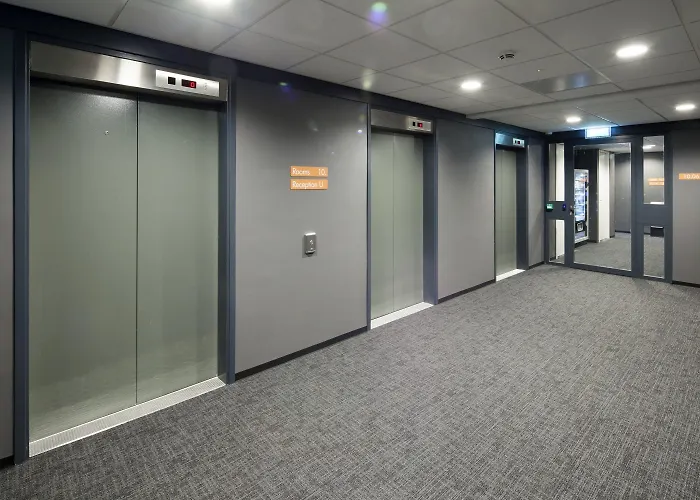 Easyhotel Amsterdam 2*