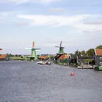 Easyhotel Amsterdam 2*