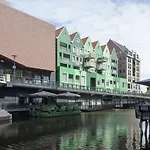 Easyhotel Amsterdam 2*