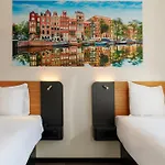 Hotel Easyhotel Amsterdam 2*