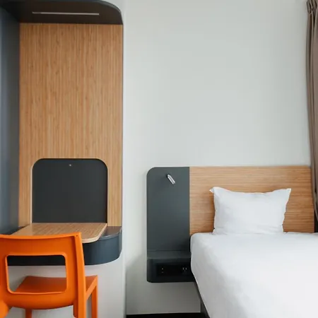 Hotel Easyhotel Amsterdam 2*