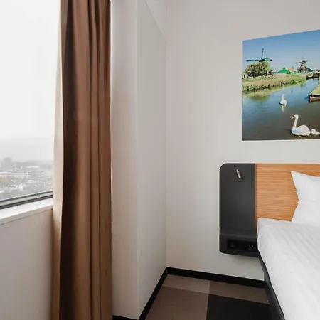 Easyhotel Amsterdam 2*