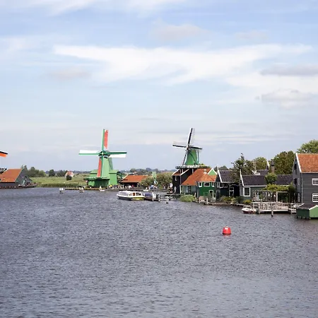 Easyhotel Amsterdam 2*